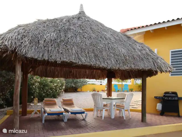 Villa Meerfarbe mit Meerblick + Pool huren in Curaçao, Banda Abou (west), Fontein - villa Palapa met lounge stoelen en eettafel met verlichting
