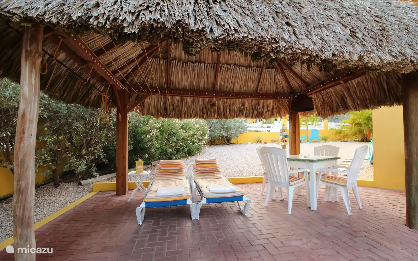 Palapa avec chaises longues et table à manger avec éclairage