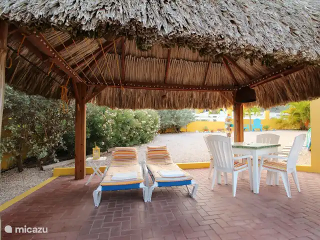 Villa Meerfarbe mit Meerblick + Pool huren in Curaçao, Banda Abou (west), Fontein - villa Palapa met lounge stoelen en eettafel met verlichting