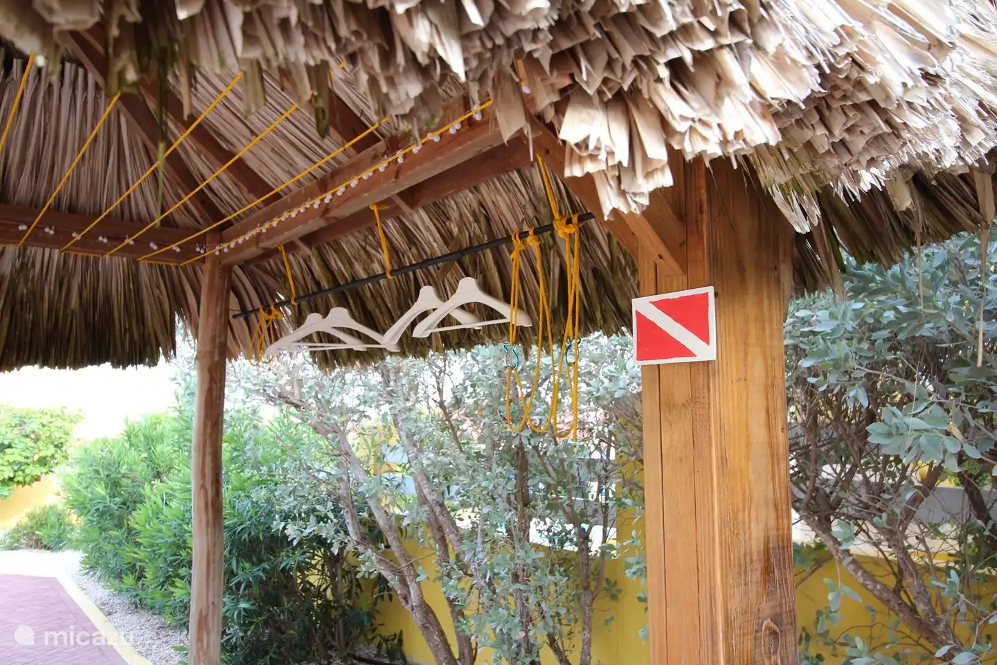 Palapa avec installation de séchage pour équipement de plongée