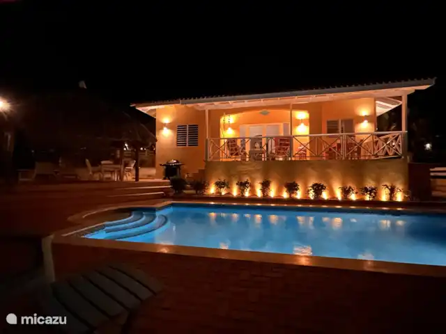 Villa Meerfarbe mit Meerblick + Pool huren in Curaçao, Banda Abou (west), Fontein - villa Villa Meerfarbe in de avond