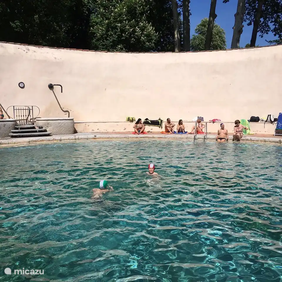 Schwimmen in einem mit Quellwasser gefüllten römischen Bad.