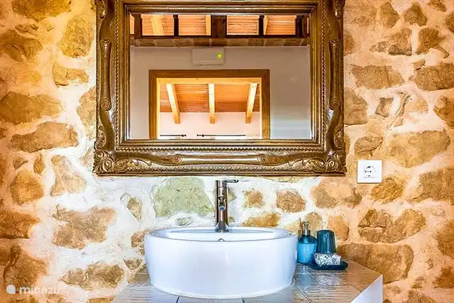 Badezimmer mit Dusche