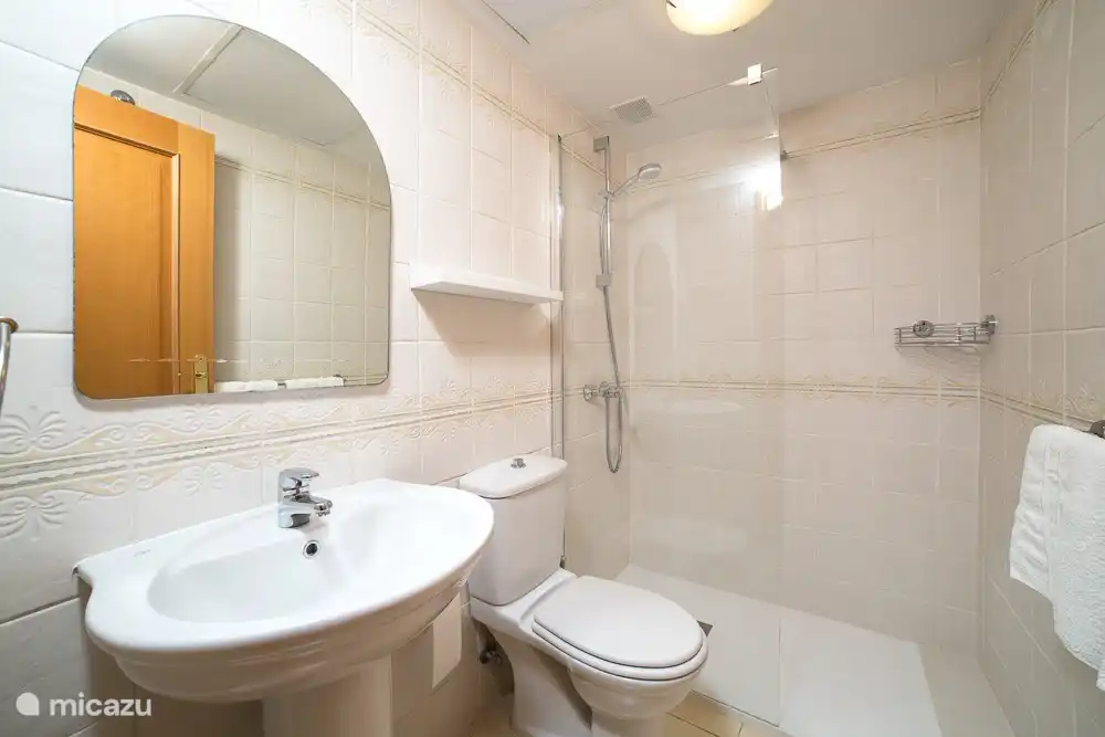 2 Badezimmer mit Dusche