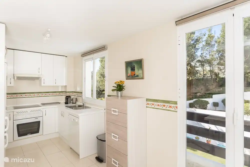 Die Küche mit Blick auf den Golfplatz, Garten und Pool