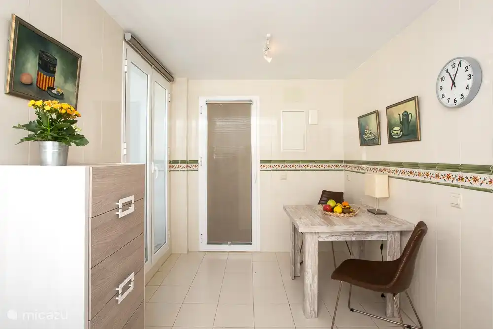 Die Küche mit Zugang zur Waschküche