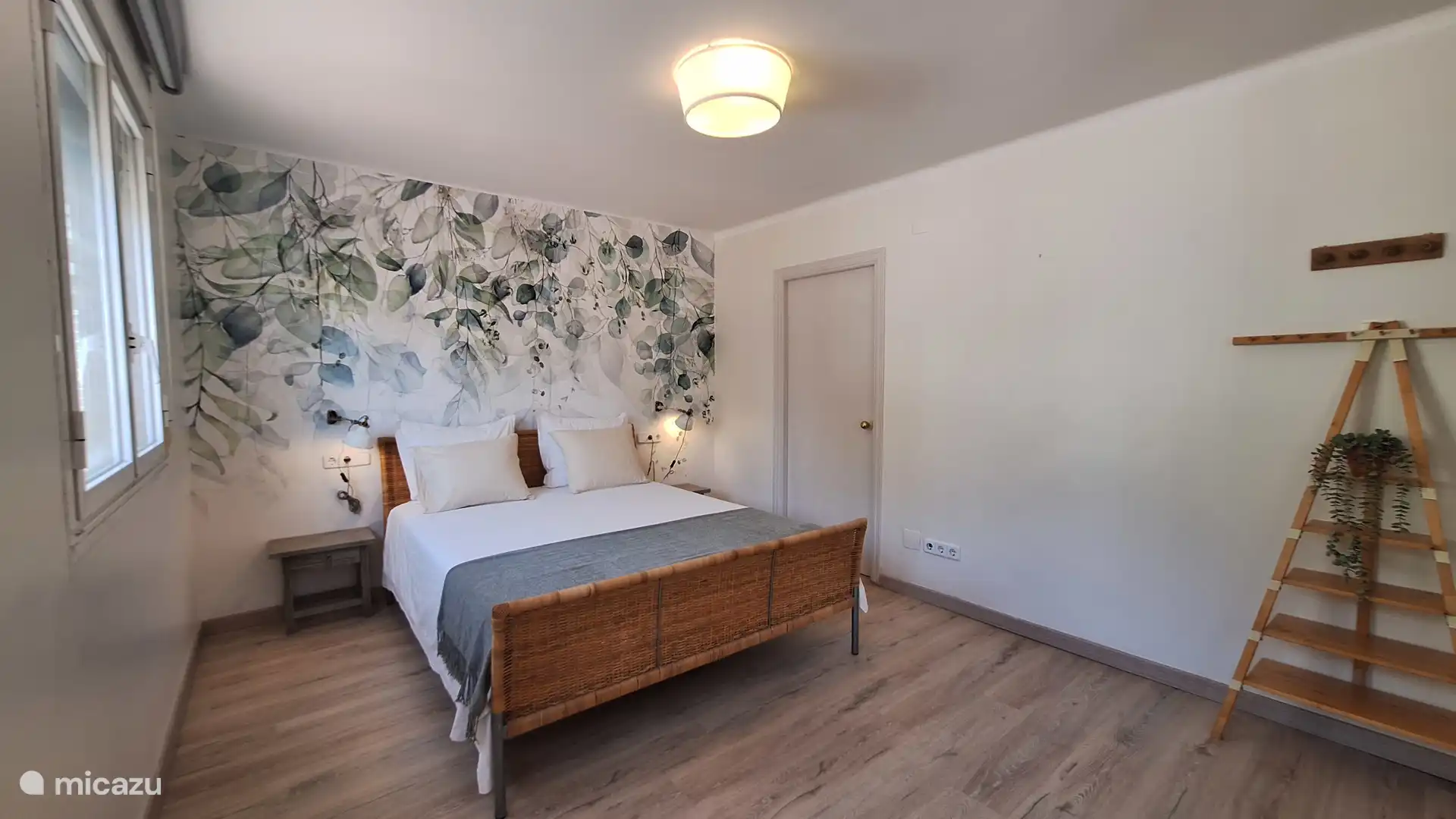 Slaapkamer 1 met tweepersoonsbed van 1.60x2.00, toegang tot de en-suite badkamer en grote inbouwkasten