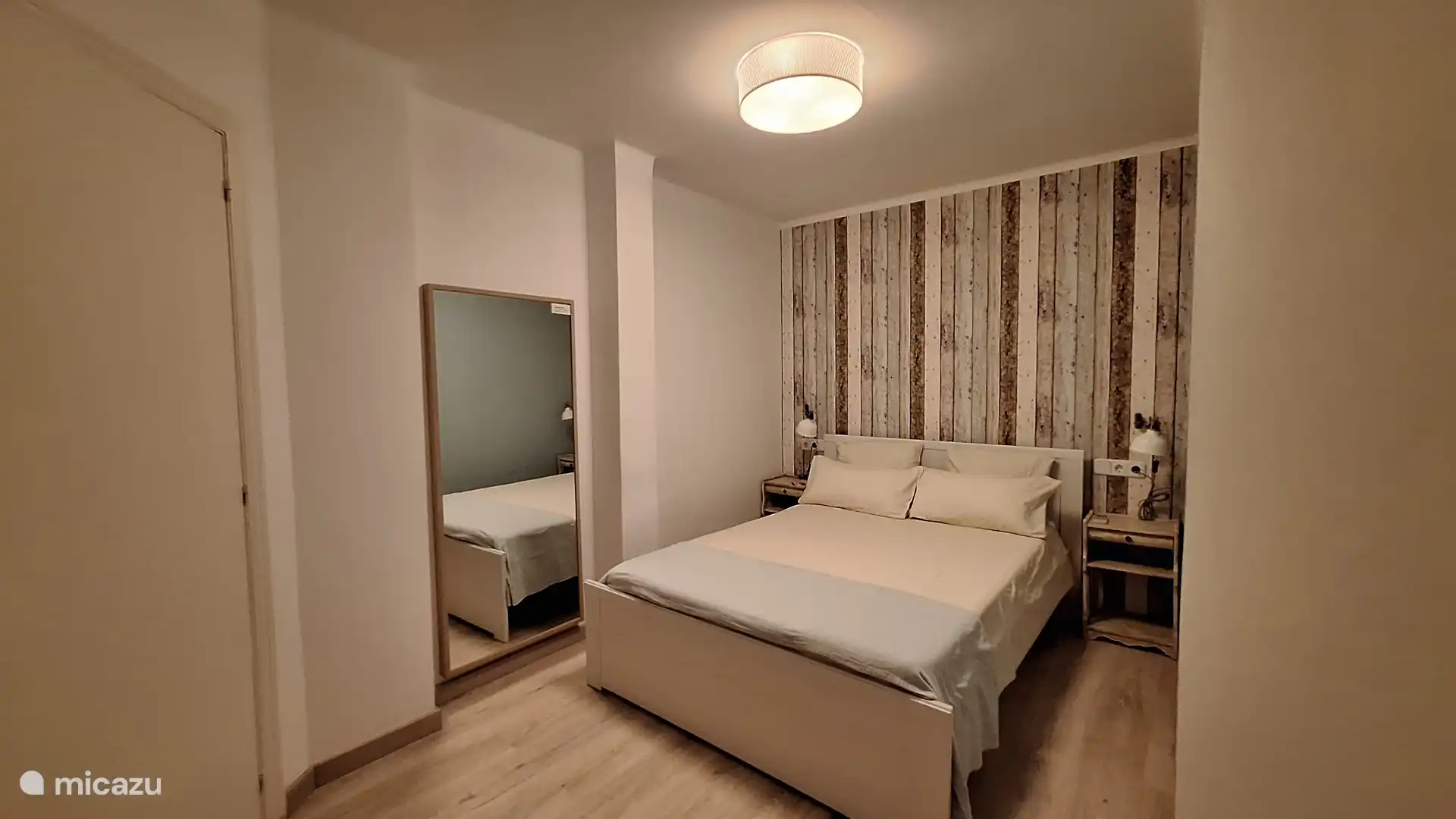 Slaapkamer 2 met 1 bed van 1.40x2.00m, airconditioning en grote inbouwkast