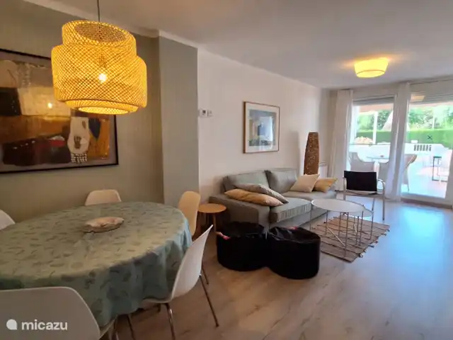 Porto de Cambrils | Espagne, Costa Dorada, Cambrils - appartement Salon avec table à manger pour 6 personnes, coin salon, climatisation, smart TV et accès direct à la grande terrasse privée.