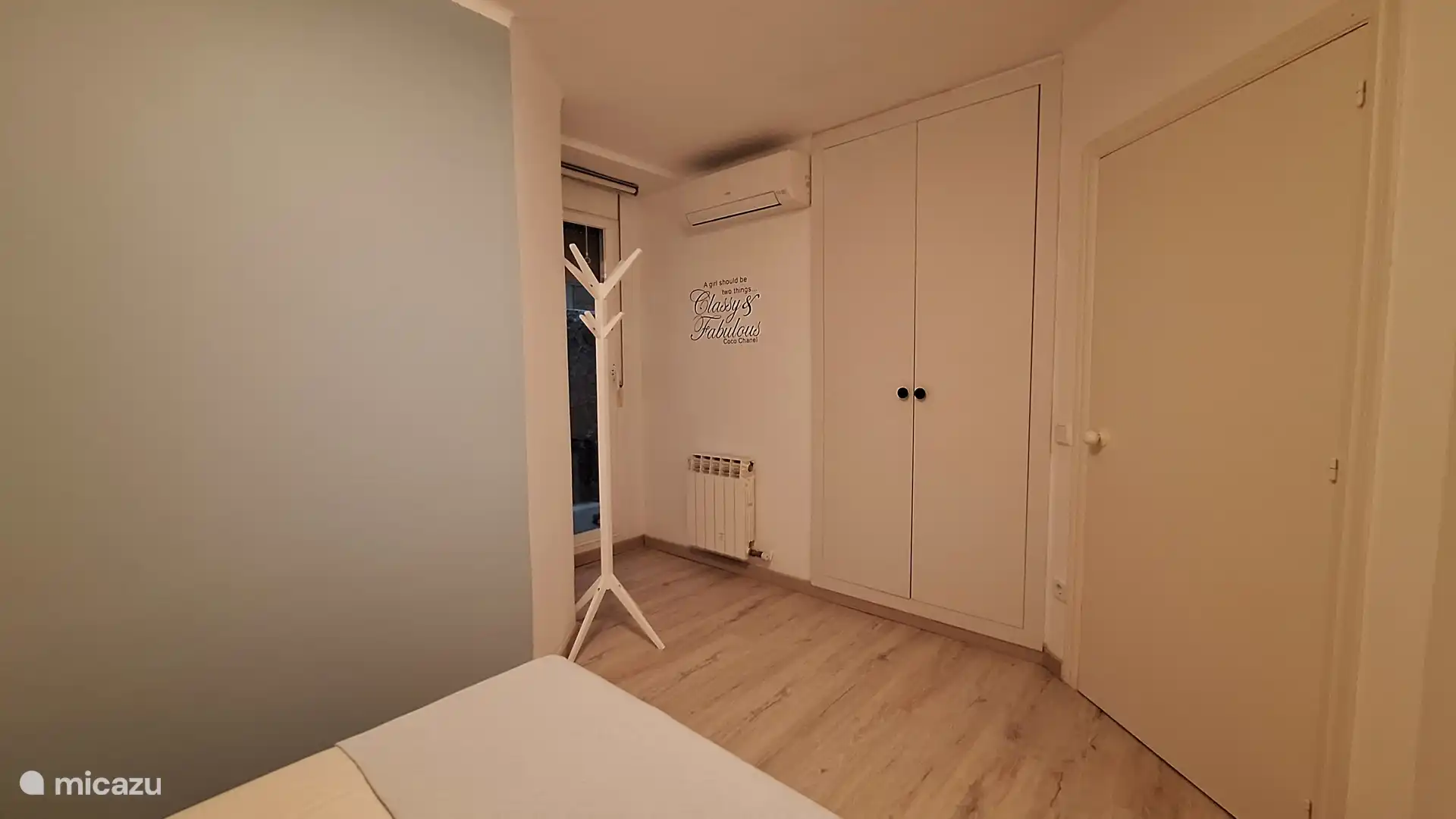 Slaapkamer 2 met 1 bed van 1.40x2.00m, airconditioning en grote inbouwkast