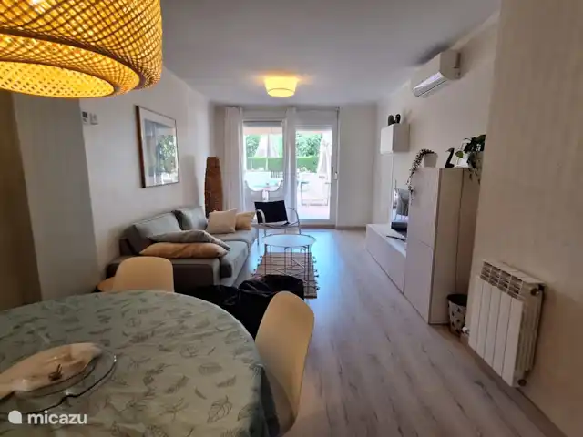 Porto de Cambrils | Espagne, Costa Dorada, Cambrils - appartement Salon avec table à manger pour 6 personnes, coin salon, climatisation et accès direct à la grande terrasse privée.