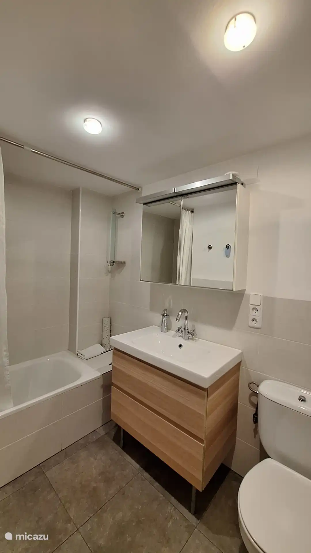 Badkamer 2 met bad, wastafelmeubel en wc