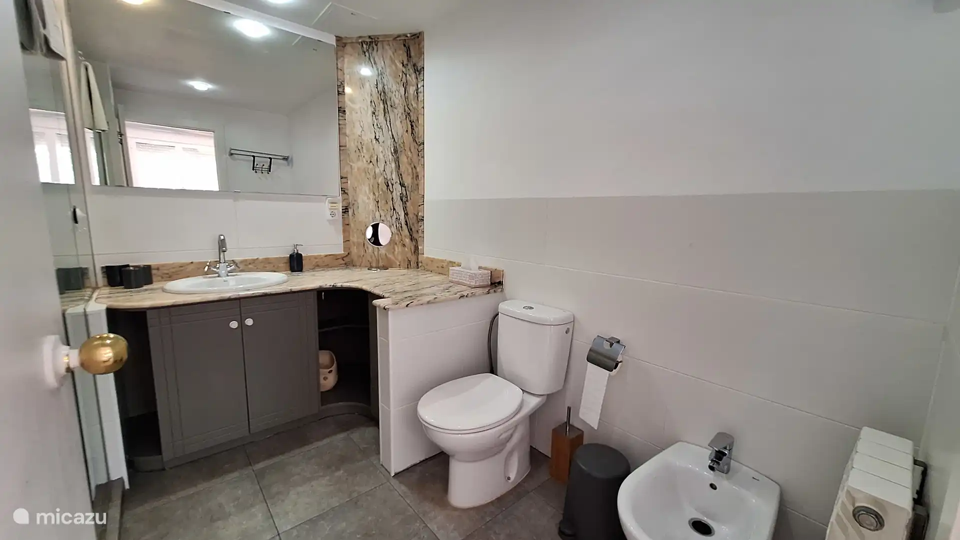 Badkamer en-suite met grote inloopdouche, wc, bidet wastafelmeubel en wasmachine