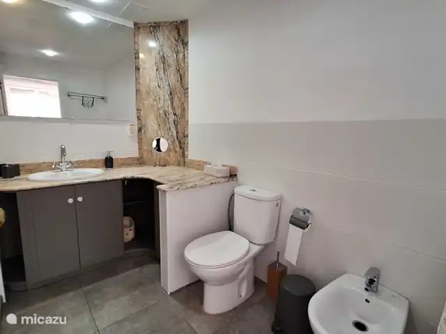 Porto de Cambrils | Espagne, Costa Dorada, Cambrils - appartement Salle de bain attenante avec grande douche à l’italienne, toilettes, bidet, lavabo et machine à laver