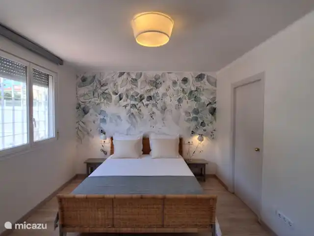 Porto de Cambrils | Espagne, Costa Dorada, Cambrils - appartement Chambre 1 avec lit double de 1,60x2,00, accès à la salle de bain attenante et grandes armoires encastrées