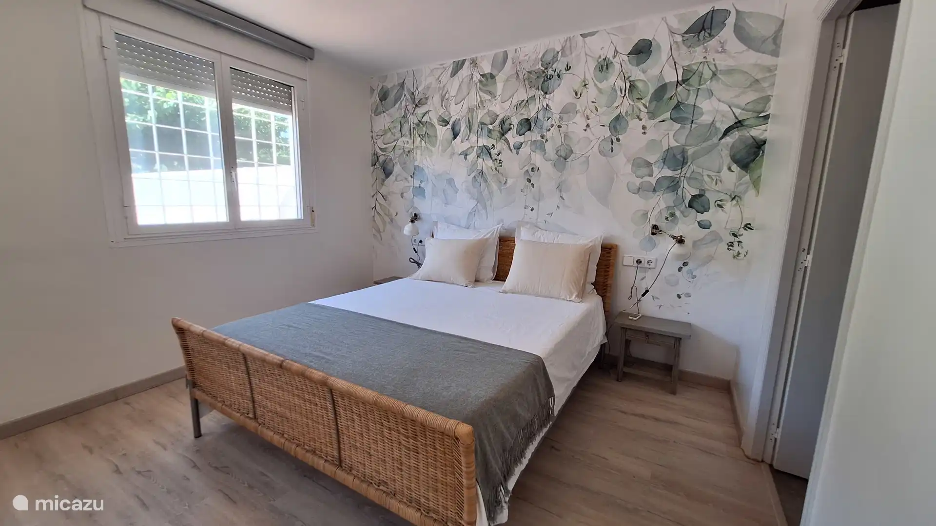 Slaapkamer 1 met tweepersoonsbed van 1.60x2.00, toegang tot de en-suite badkamer en grote inbouwkasten