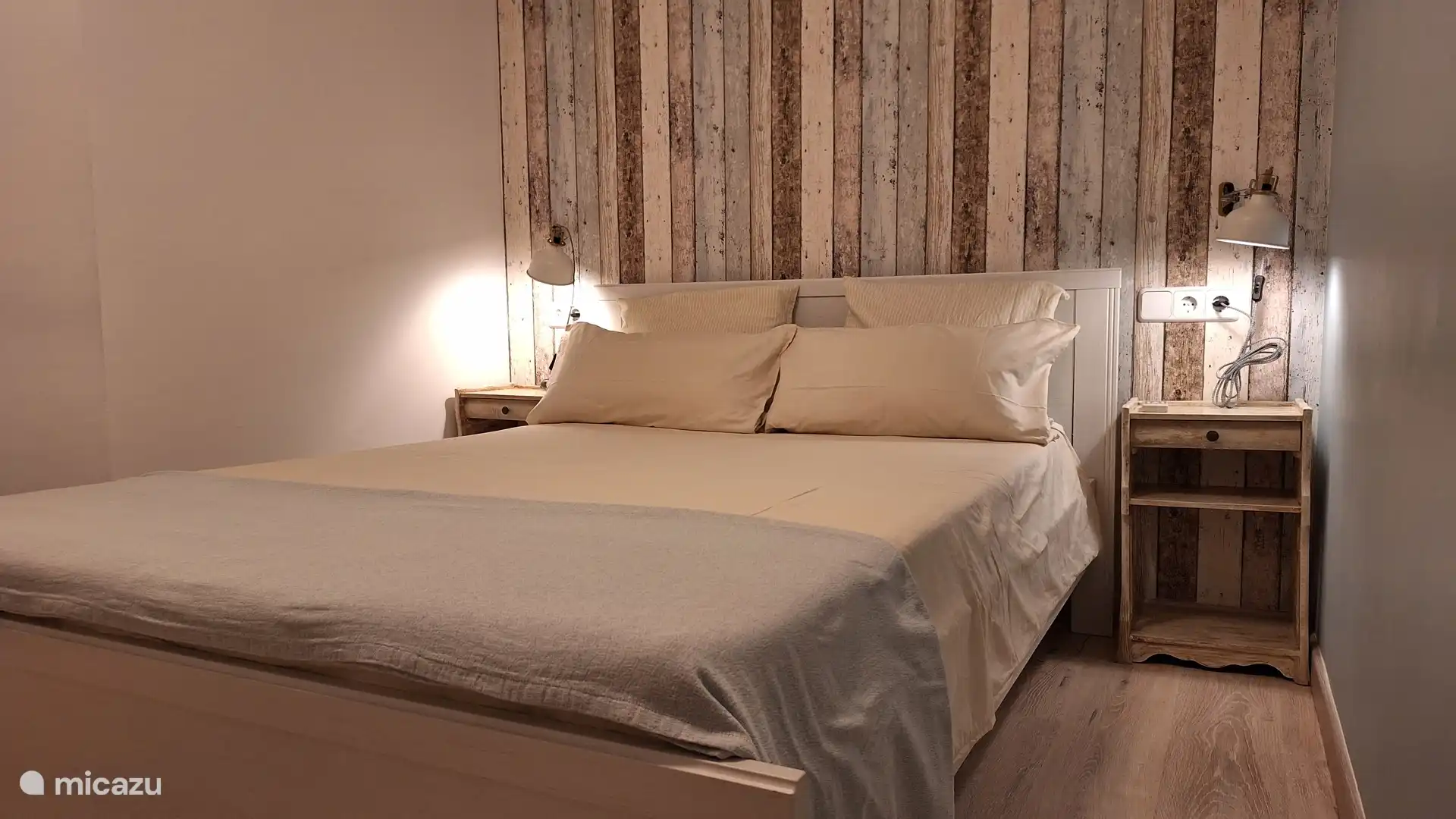 Slaapkamer 2 met 1 bed van 1.40x2.00m, airconditioning en grote inbouwkast