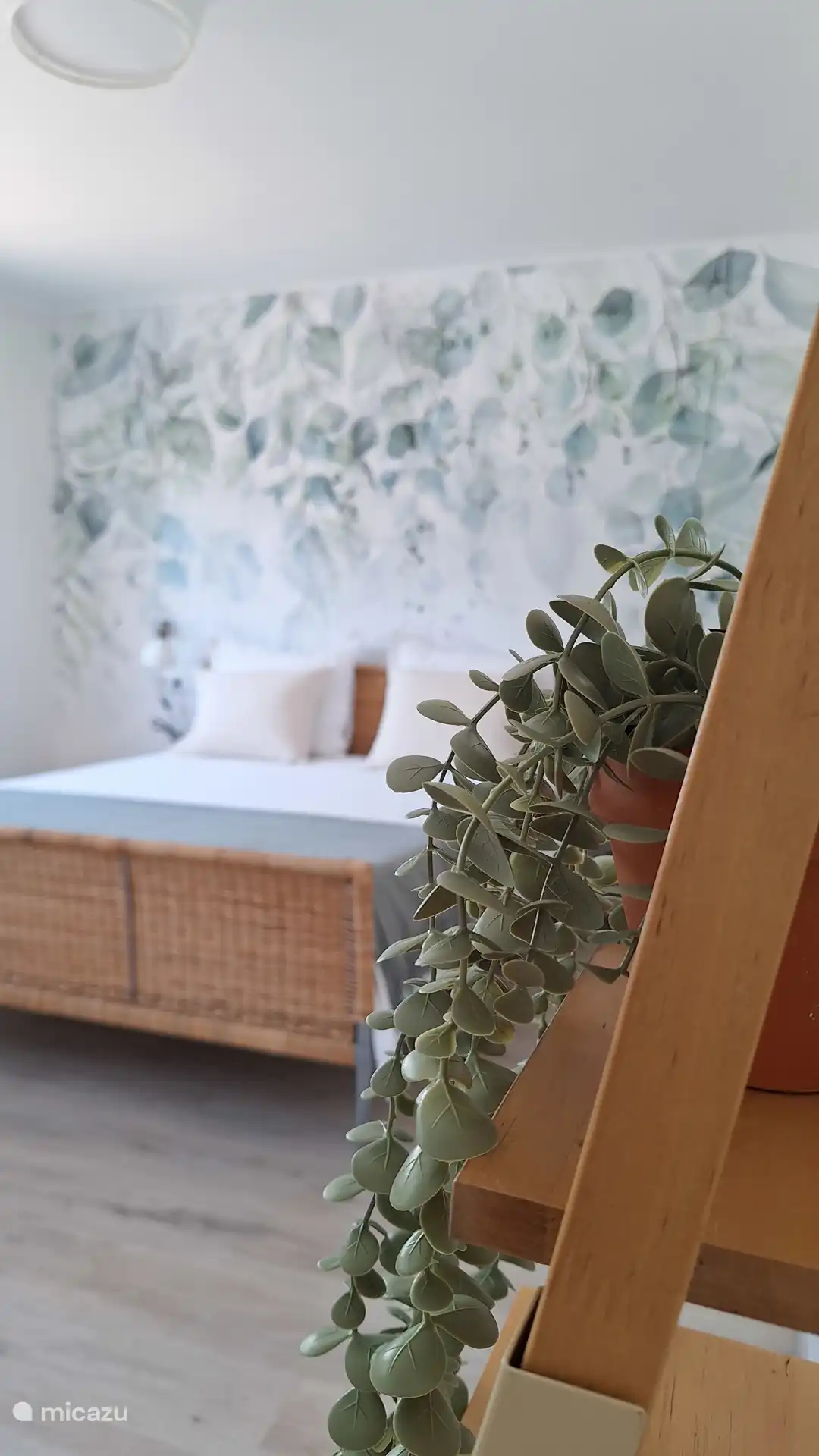 Slaapkamer 1 met tweepersoonsbed van 1.60x2.00, toegang tot de en-suite badkamer en grote inbouwkasten