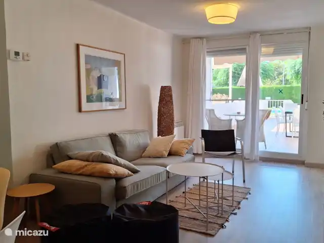Porto de Cambrils | Espagne, Costa Dorada, Cambrils - appartement Salon avec table à manger pour 6 personnes, coin salon, climatisation et accès direct à la grande terrasse privée.