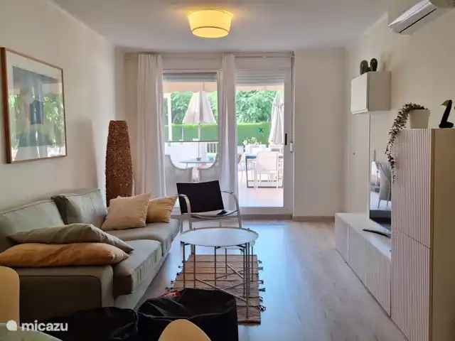 Porto de Cambrils | Espagne, Costa Dorada, Cambrils - appartement Salon avec table à manger pour 6 personnes, coin salon, climatisation, smartv et accès direct à la grande terrasse privée.