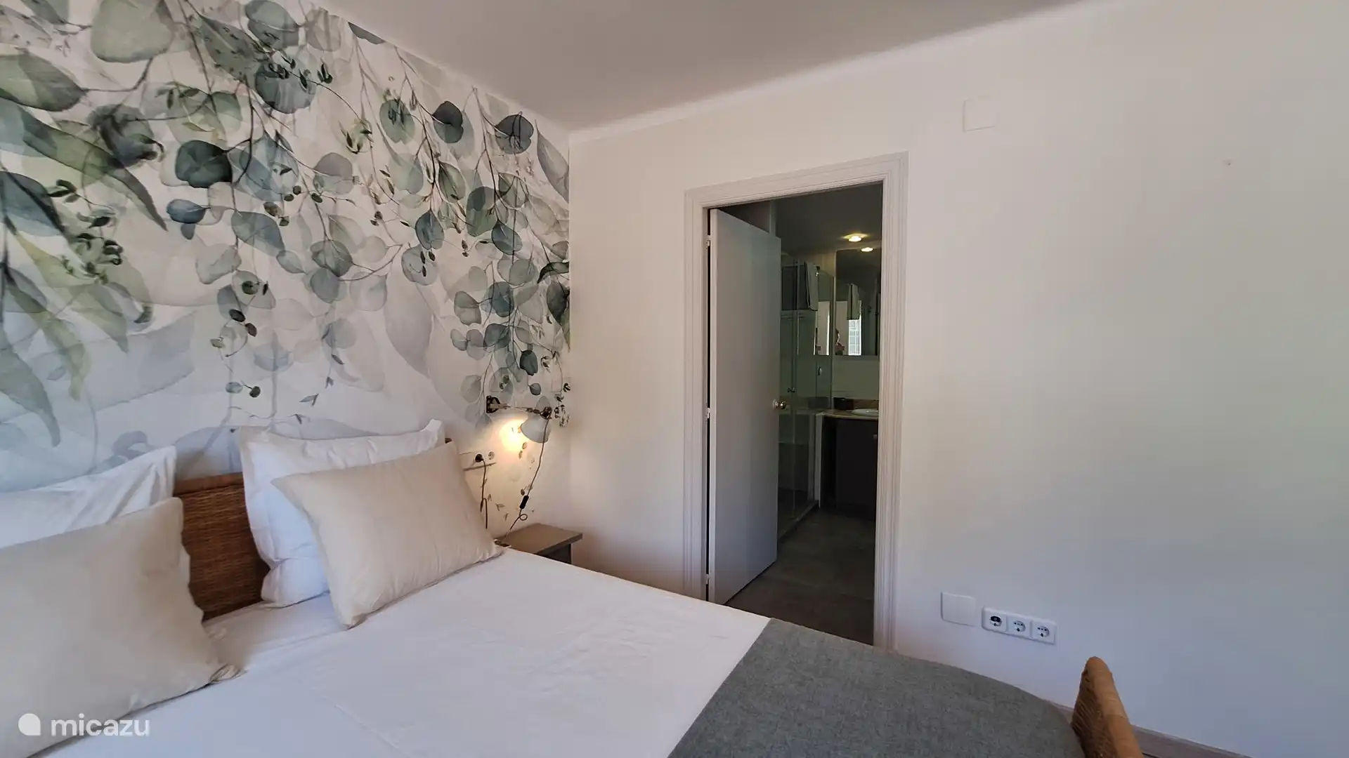 Slaapkamer 1 met tweepersoonsbed van 1.60x2.00, toegang tot de en-suite badkamer en grote inbouwkasten