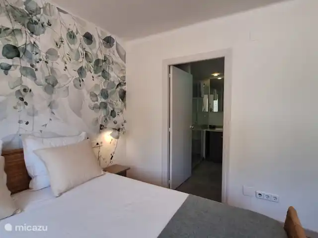 Porto de Cambrils | Espagne, Costa Dorada, Cambrils - appartement Chambre 1 avec lit double de 1,60x2,00, accès à la salle de bain attenante et grandes armoires encastrées