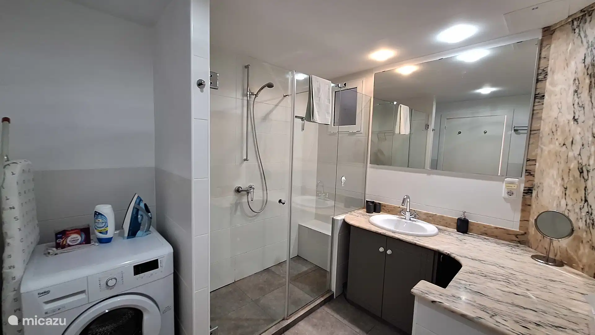 Badkamer en-suite met grote inloopdouche, wc, bidet wastafelmeubel en wasmachine