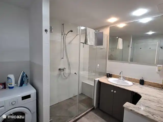 Porto de Cambrils | Espagne, Costa Dorada, Cambrils - appartement Salle de bain attenante avec grande douche à l’italienne, toilettes, bidet, lavabo et machine à laver