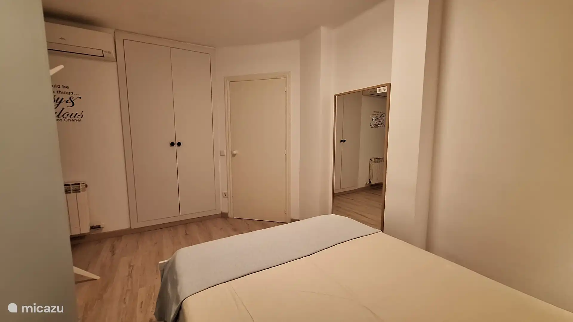 Slaapkamer 2 met 1 bed van 1.40x2.00m, airconditioning en grote inbouwkast