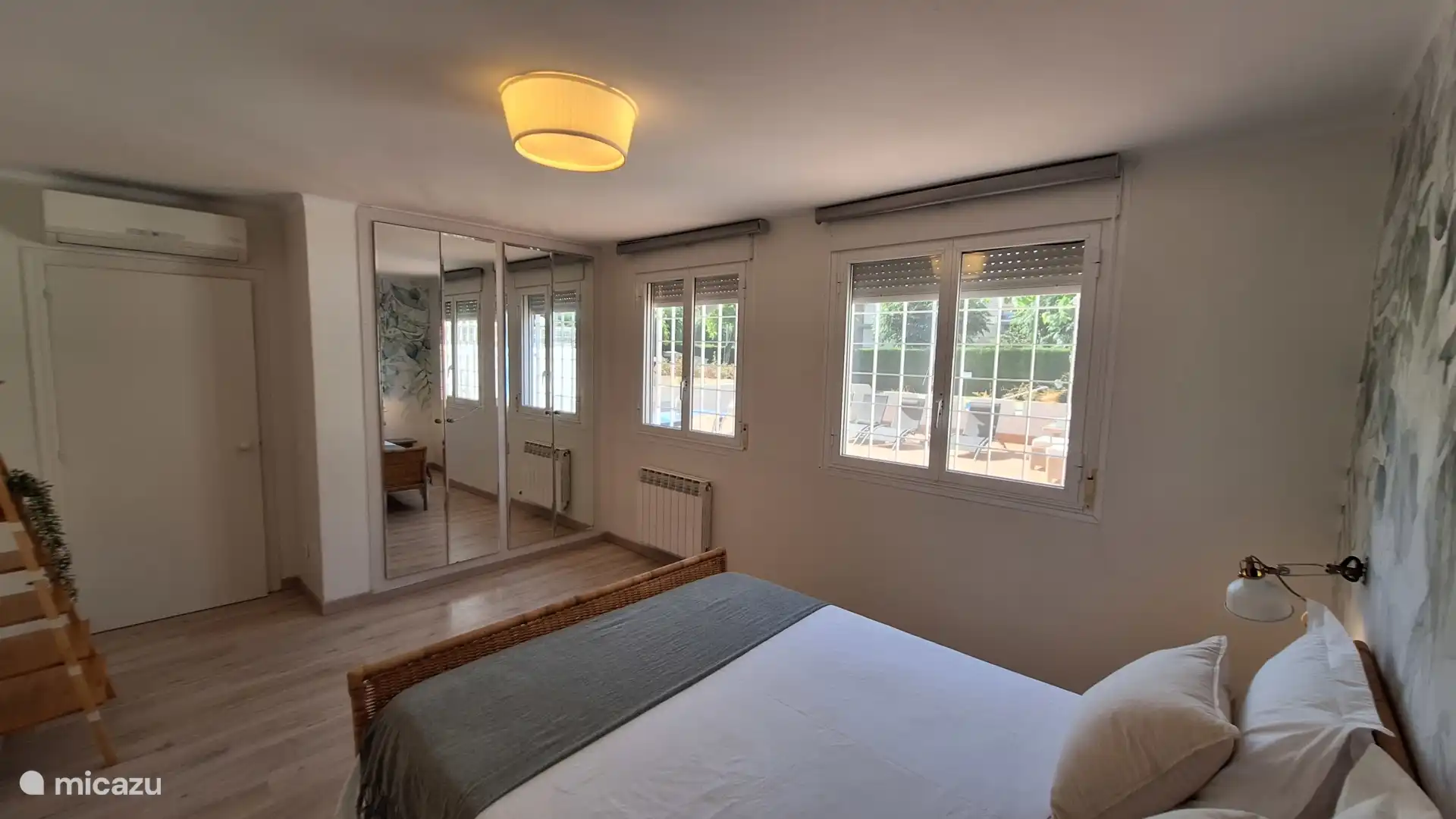 Slaapkamer 1 met tweepersoonsbed van 1.60x2.00, toegang tot de en-suite badkamer en grote inbouwkasten