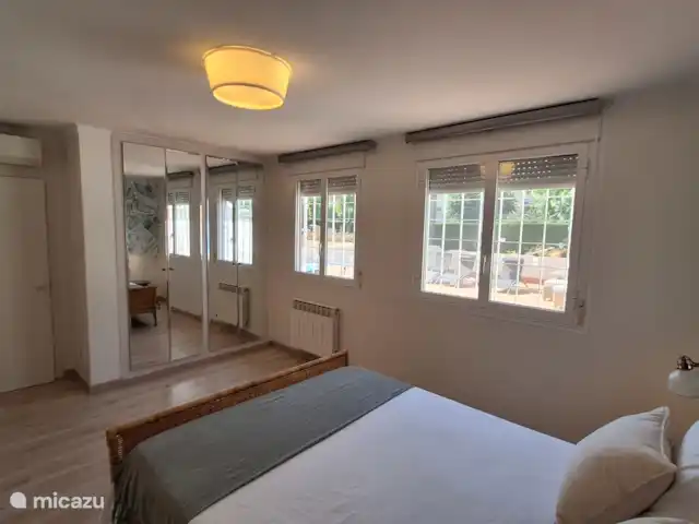Porto de Cambrils | Espagne, Costa Dorada, Cambrils - appartement Chambre 1 avec lit double de 1,60x2,00, accès à la salle de bain attenante et grandes armoires encastrées