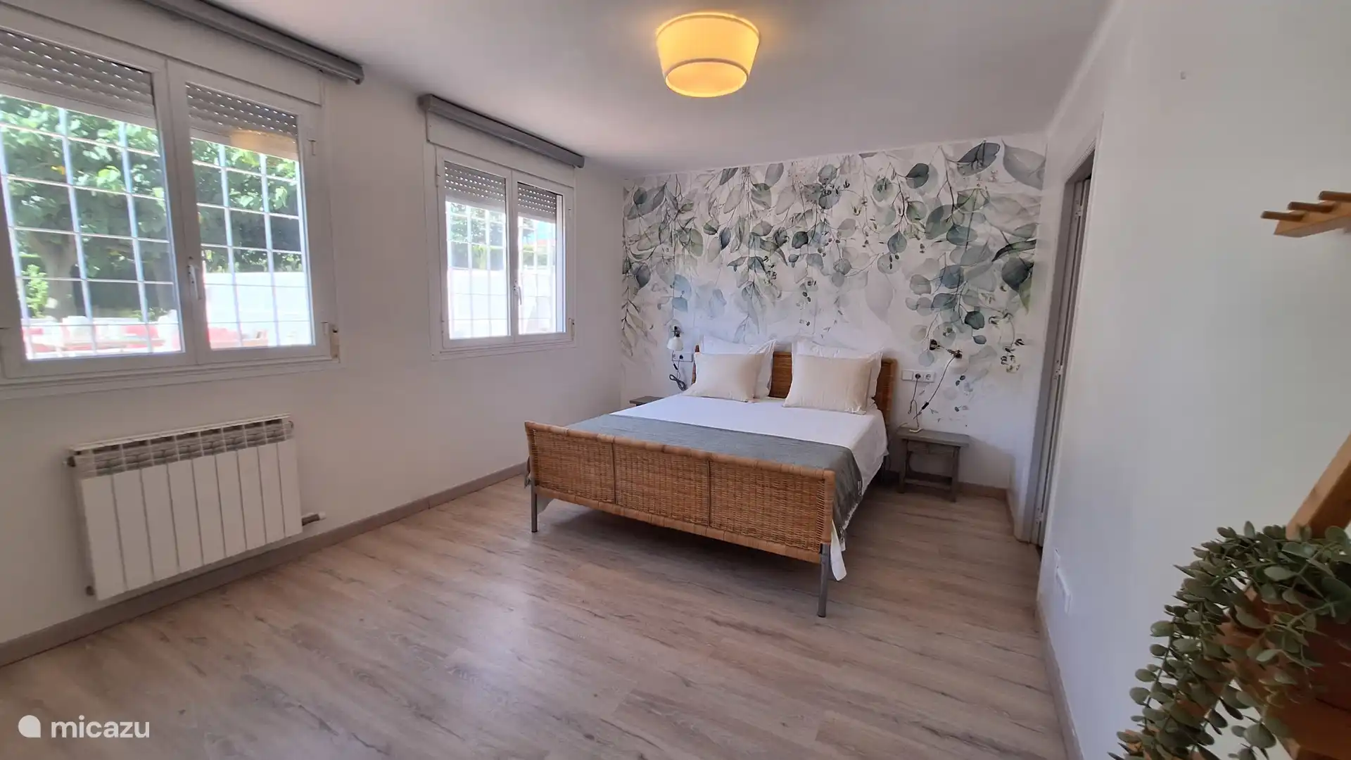 Slaapkamer 1 met tweepersoonsbed van 1.60x2.00, toegang tot de en-suite badkamer en grote inbouwkasten