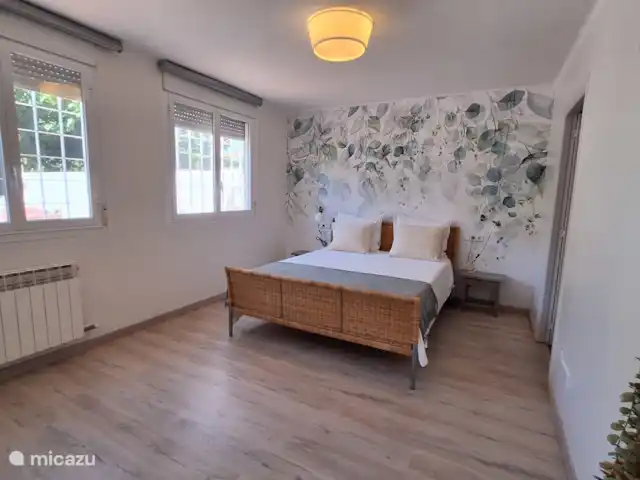 Porto de Cambrils | Espagne, Costa Dorada, Cambrils - appartement Chambre 1 avec lit double de 1,60x2,00, accès à la salle de bain attenante et grandes armoires encastrées
