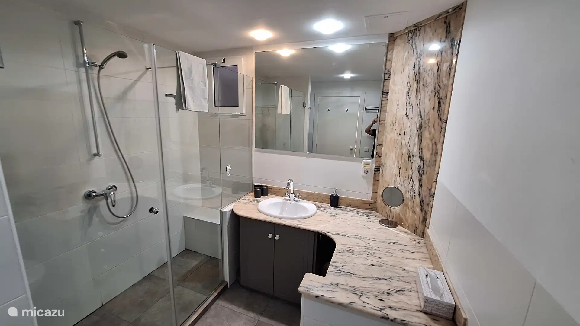 Badkamer en-suite met grote inloopdouche, wc, bidet wastafelmeubel en wasmachine