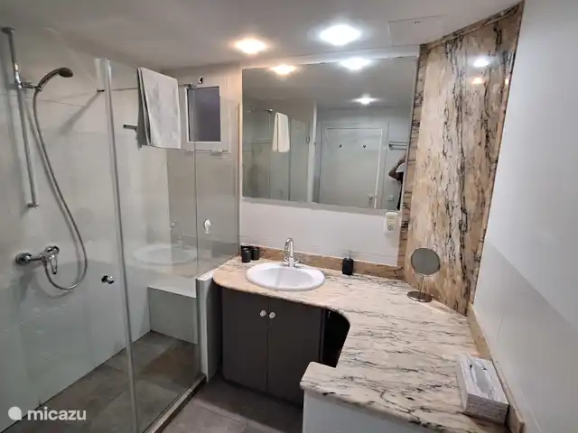 Porto de Cambrils | Espagne, Costa Dorada, Cambrils - appartement Salle de bain attenante avec grande douche à l’italienne, toilettes, bidet, lavabo et machine à laver