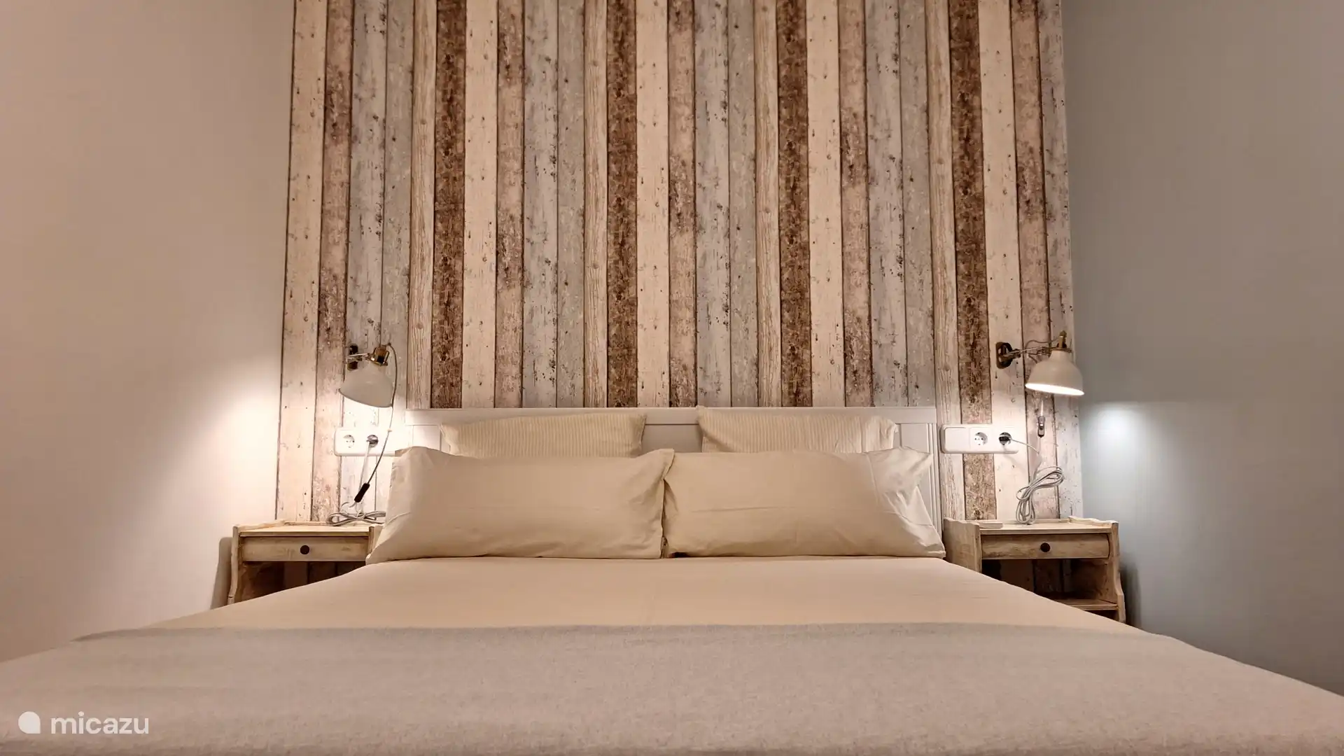 Slaapkamer 2 met 1 bed van 1.40x2.00m, airconditioning en grote inbouwkast