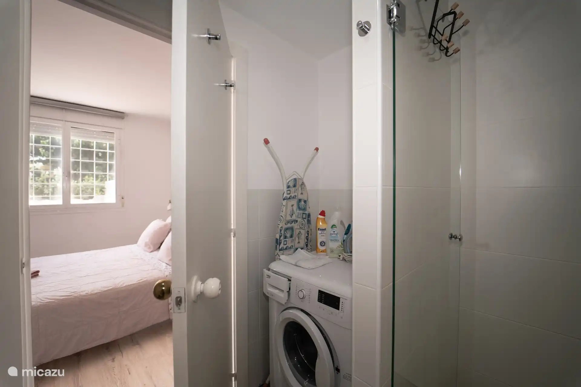 Badkamer 1 met wasmachine en strijkplank