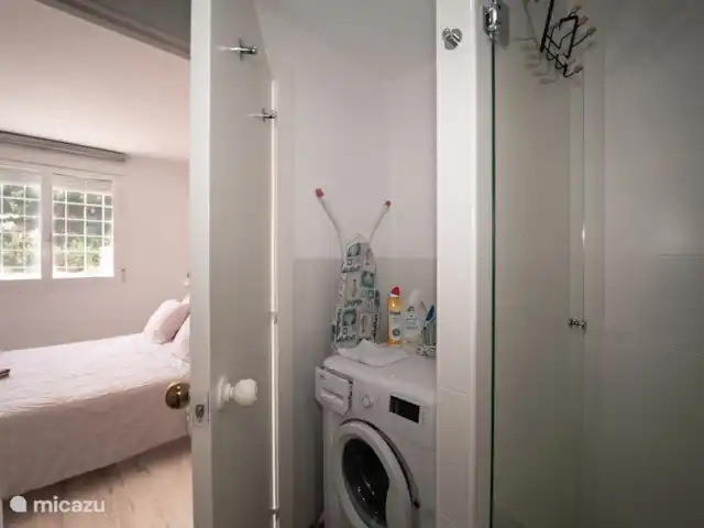 Porto de Cambrils | Espagne, Costa Dorada, Cambrils - appartement Salle de bain 1 avec machine à laver et table à repasser