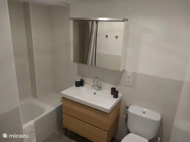 Porto de Cambrils | Espagne, Costa Dorada, Cambrils - appartement Salle de bain 2 avec baignoire, WC et lavabo.