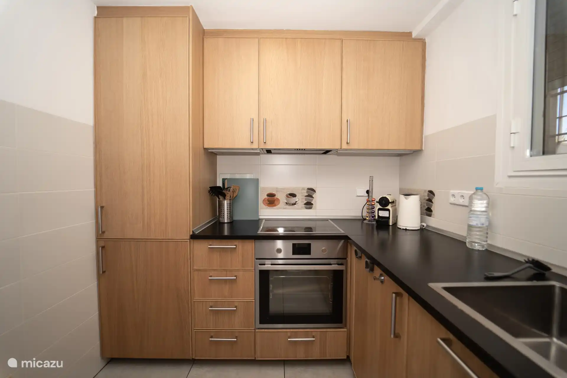 Volledig uitgeruste keuken.