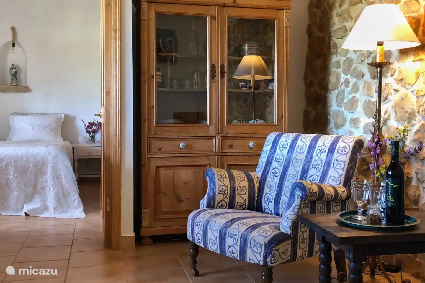 Sitzecke mit Blick auf das Schlafzimmer