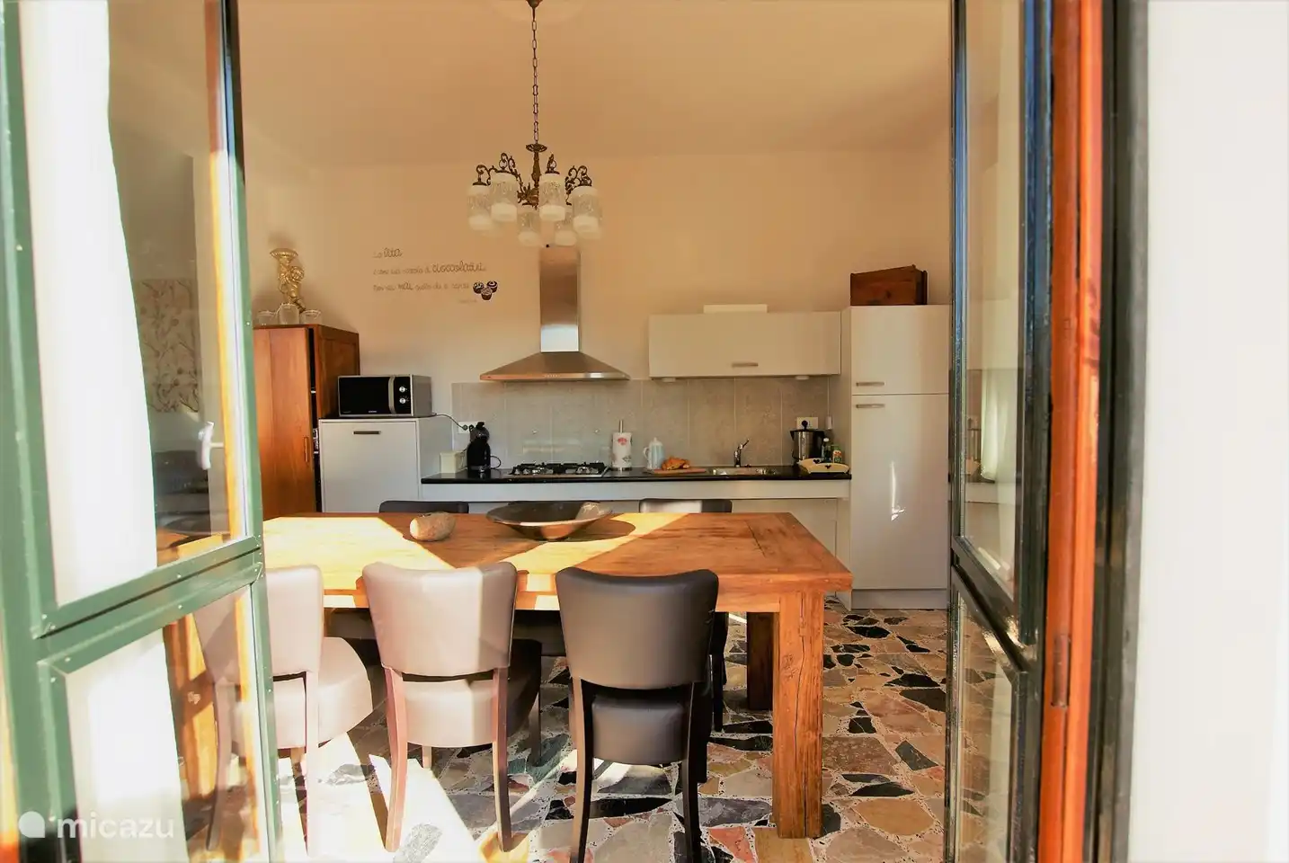 cocina con puertas de patio