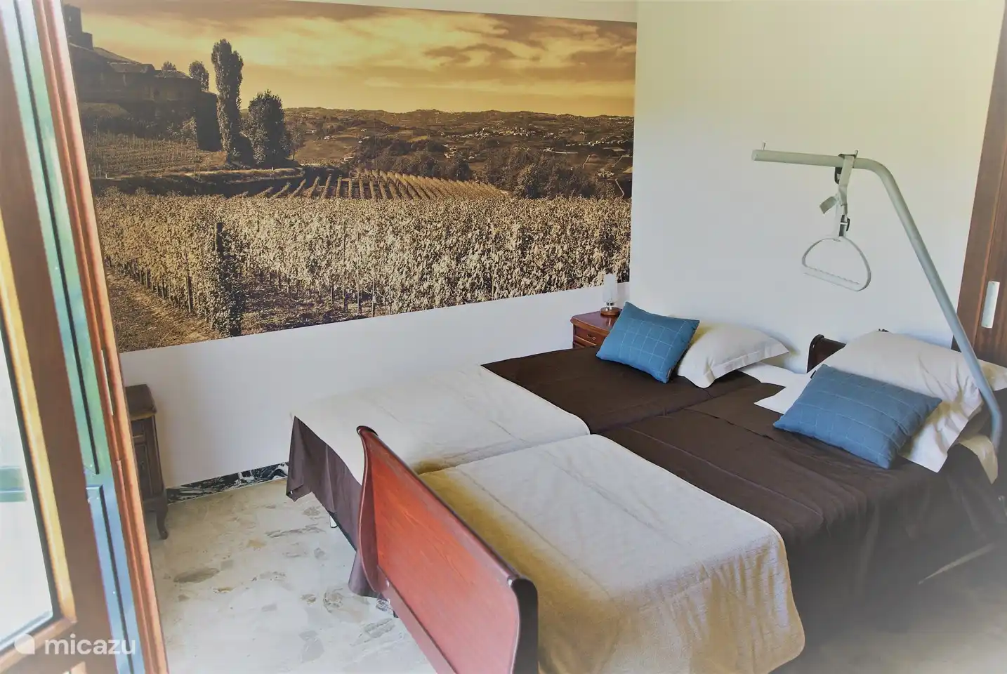 dormitorio con cama regulable eléctricamente. Accesible por puerta corredera.