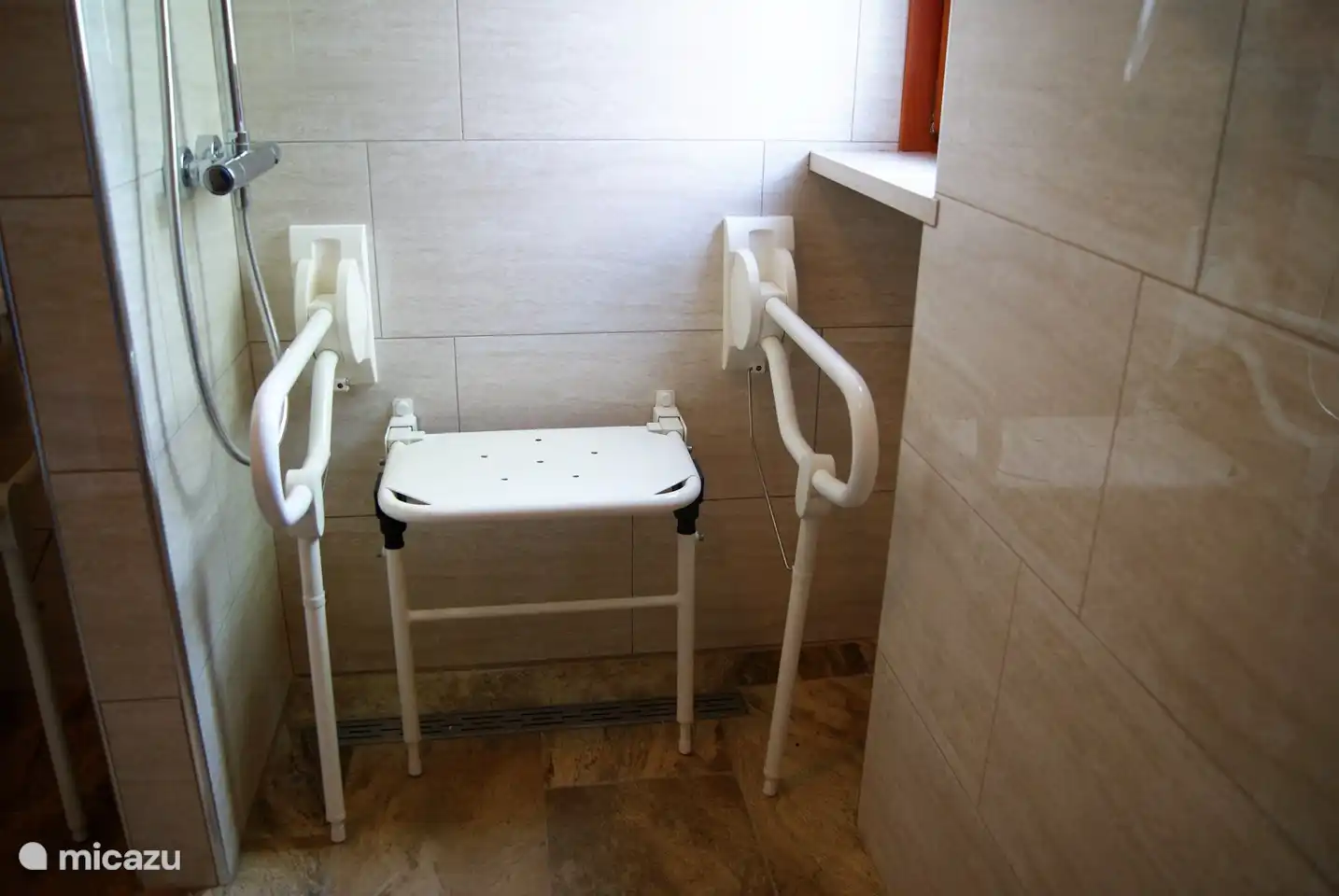 ducha apta para usuarios de silla de ruedas. Silla de ducha separada también disponible.