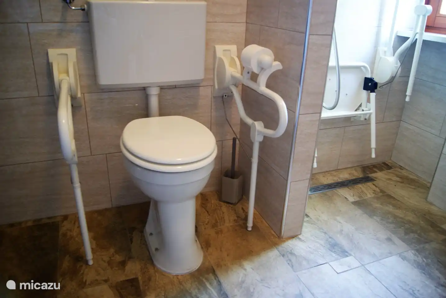 aseo adaptado para usuarios de silla de ruedas. Refuerzo de anteojos sueltos presente.