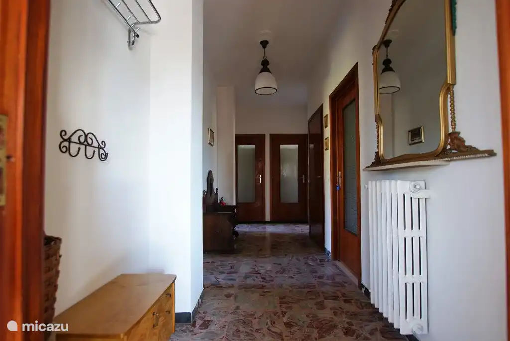 Amplio salón en el apartamento. Proporciona espacio para scooter de movilidad.