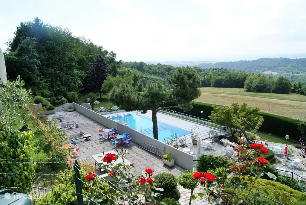 Piscina pública cerca de la Casa del Tulipano. ¡Silla de ruedas accesible!