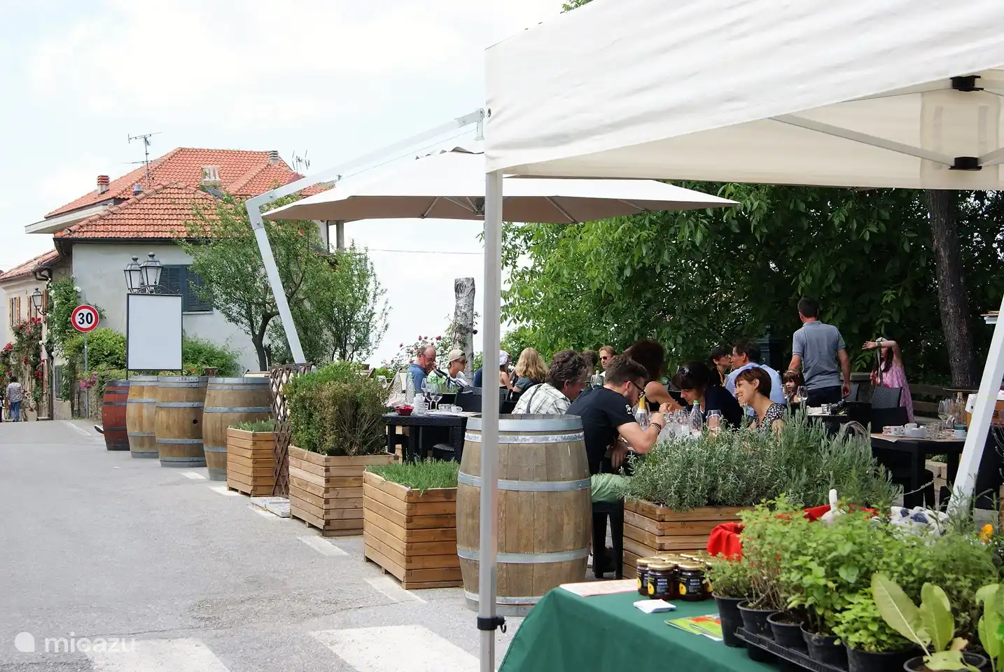 restaurante con terraza en Bossolasco