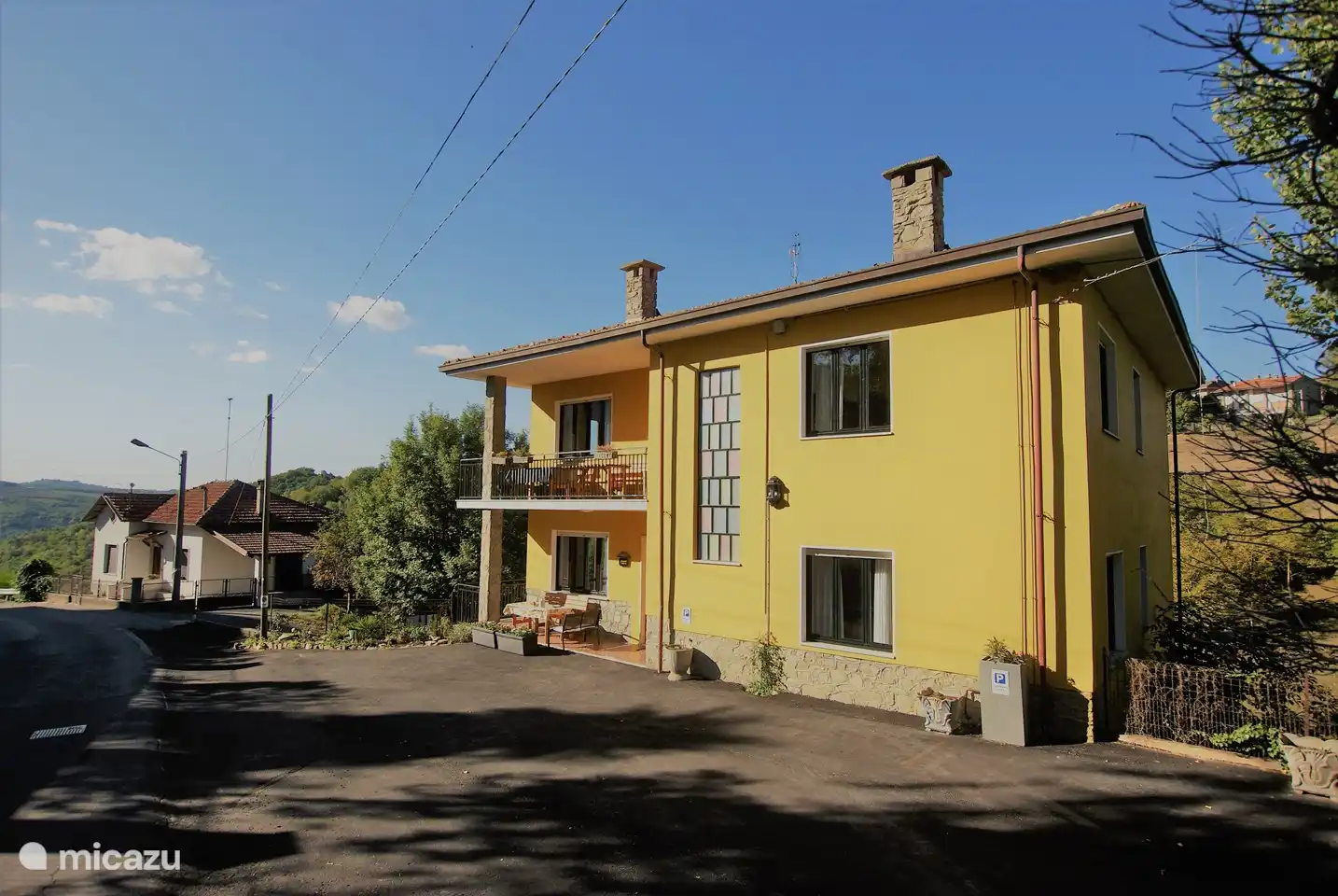 frente Casa del Tulipano con estacionamiento privado frente a la puerta
