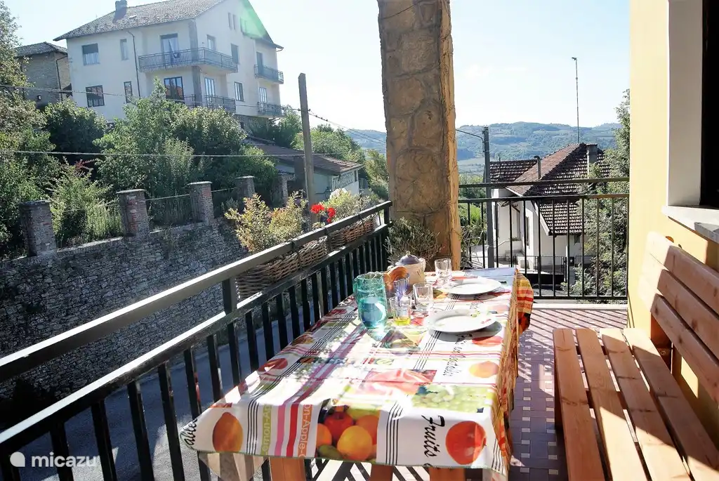 Balkonfront mit Morgensonne